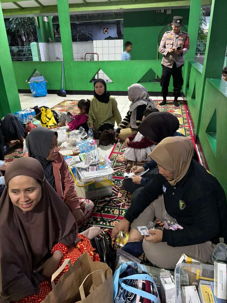 Wujud Kepedulian, Dokkes Polres Jakbar Layani Pengungsi Kebakaran Aspol Kalideres