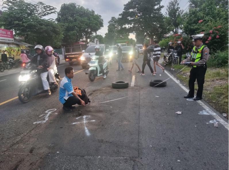 Hindari Gerobak Sampah, Motor Tabrak Truk Tangki di Banyuwangi, Satu Tewas