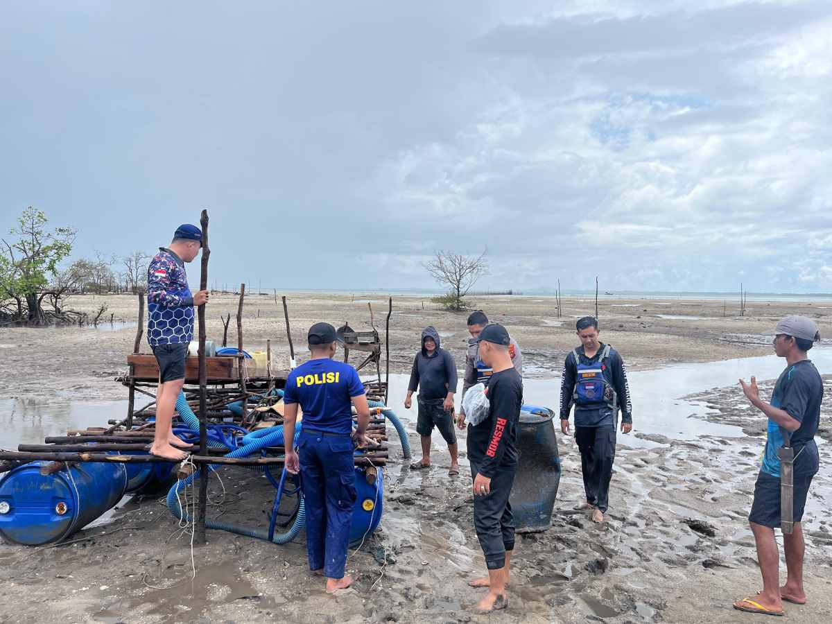 Tim Gabungan Polres Belitung Tertibkan Tambang Timah Ilegal Di Perairan Laut Dusun Ulim Membalong