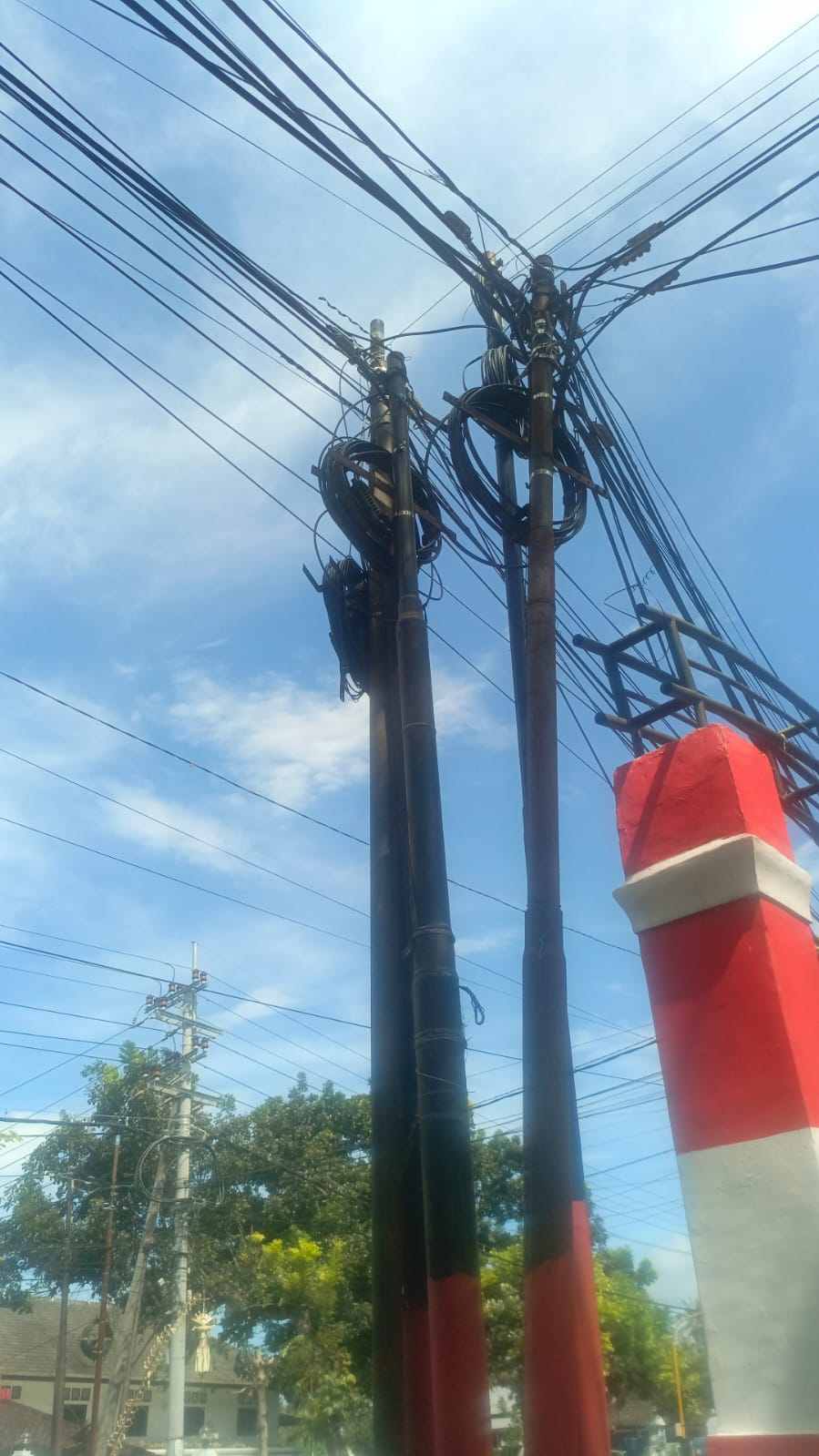 “Laba-Laba” Kabel Semrawut Hiasi Langit Jalan Sudirman Bulusan, Warga Keluhkan Bahaya dan Gangguan Estetika