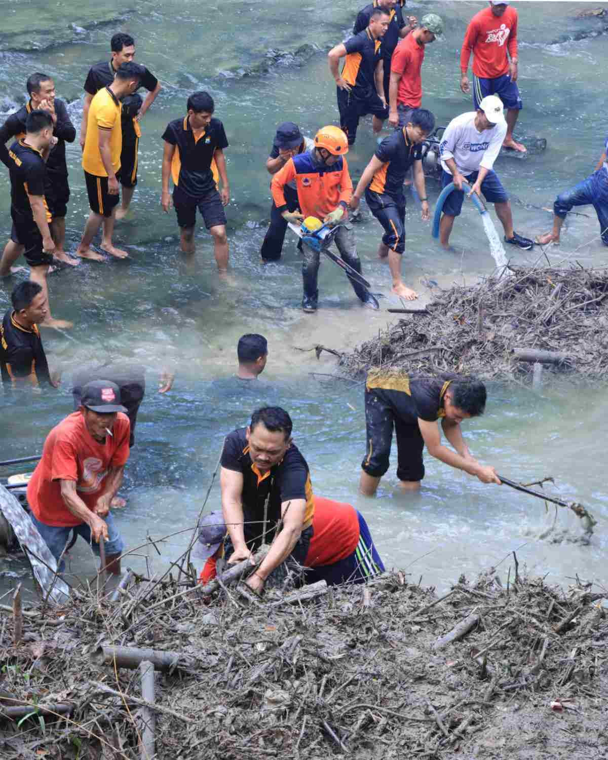Gerakan Indonesia ASRI : Polres Ngawi Bersihkan Aliran Sungai di Jembatan Purba