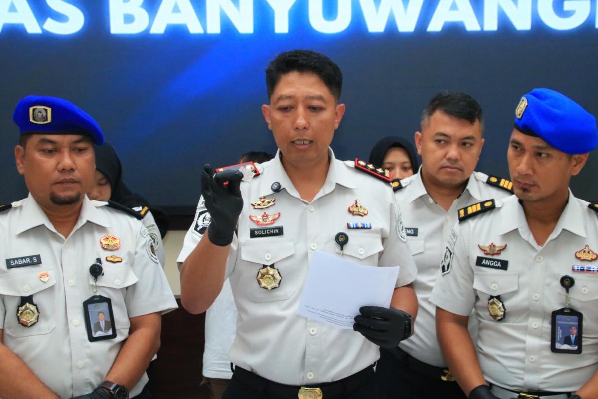 Coba Kelabuhi Petugas, Pengunjung Lapas Banyuwangi Tertangkap Tangan Buang Paket Diduga Sabu ke Tempat Sampah