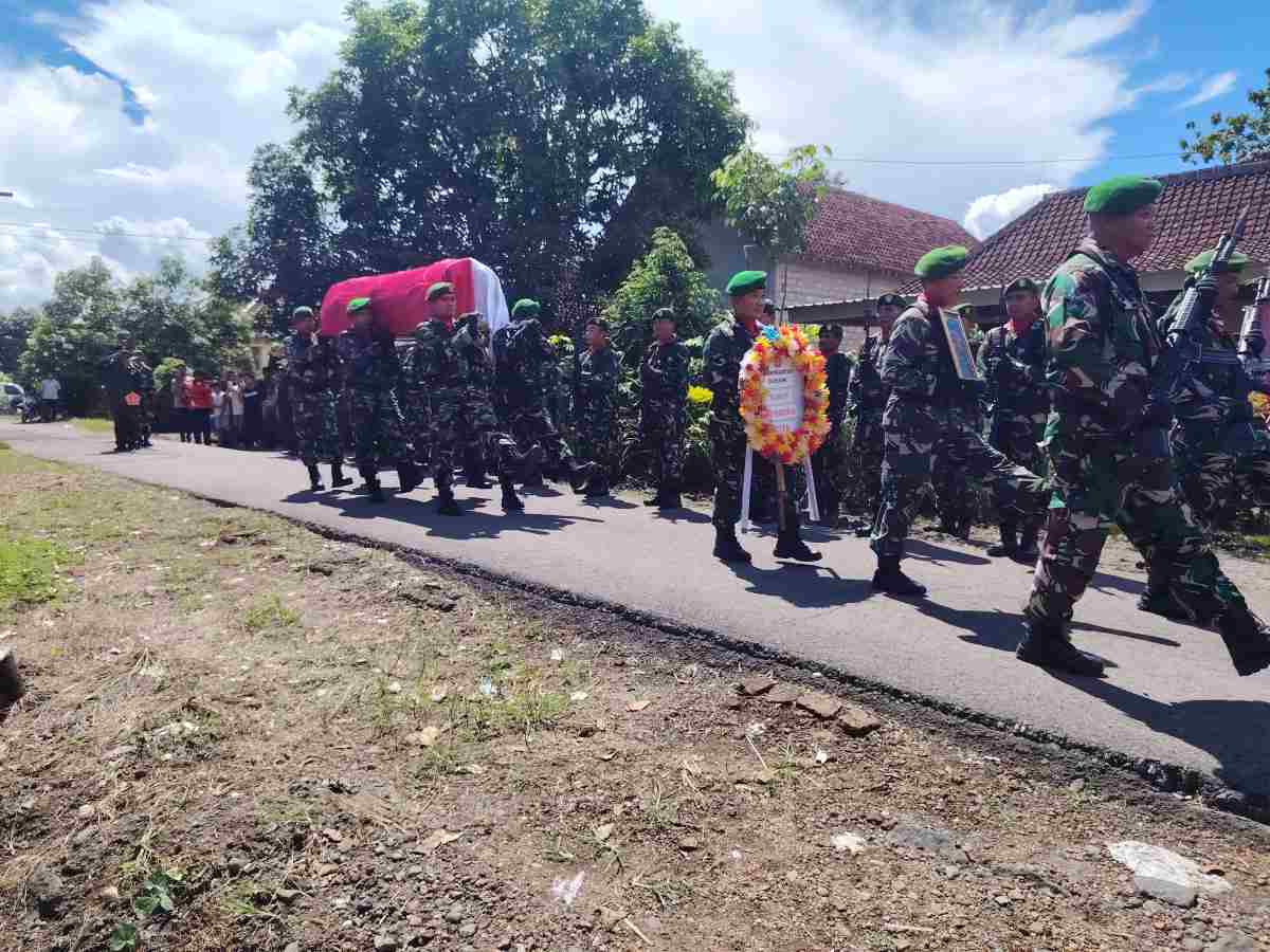 TNI Berikan Penghormatan Terakhir, Pemakaman Militer Sertu (Purn) Rahmad Berlangsung Khidmat di Muncar
