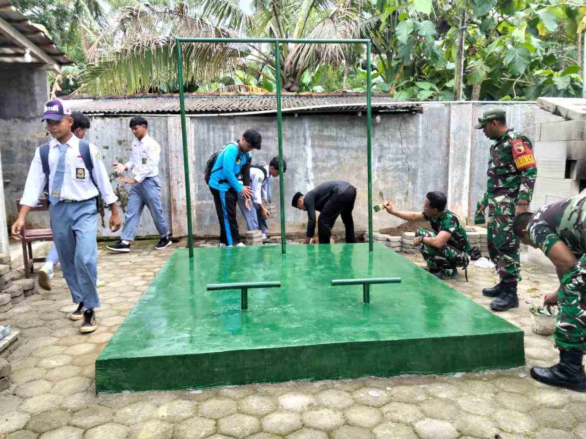 Babinsa Kandangan Bersama Anggota Koramil Pesanggaran Bangun Sarana Garjas di Ponpes Darul Falah