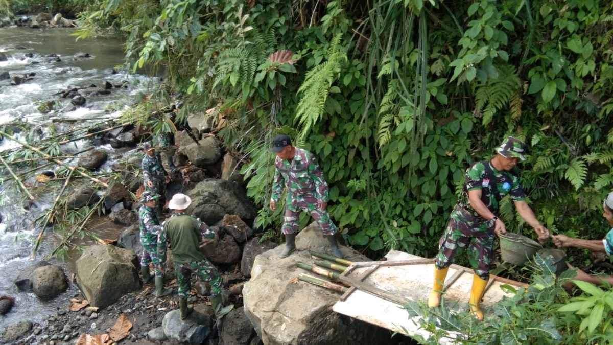 Tanpa Kenal Lelah, Kapten Kav Andoko Pimpin Langsung Personel Bangun Jembatan Rakyat di Hari ke-34  Sungai Binau Songgon Bersiap Tunduk