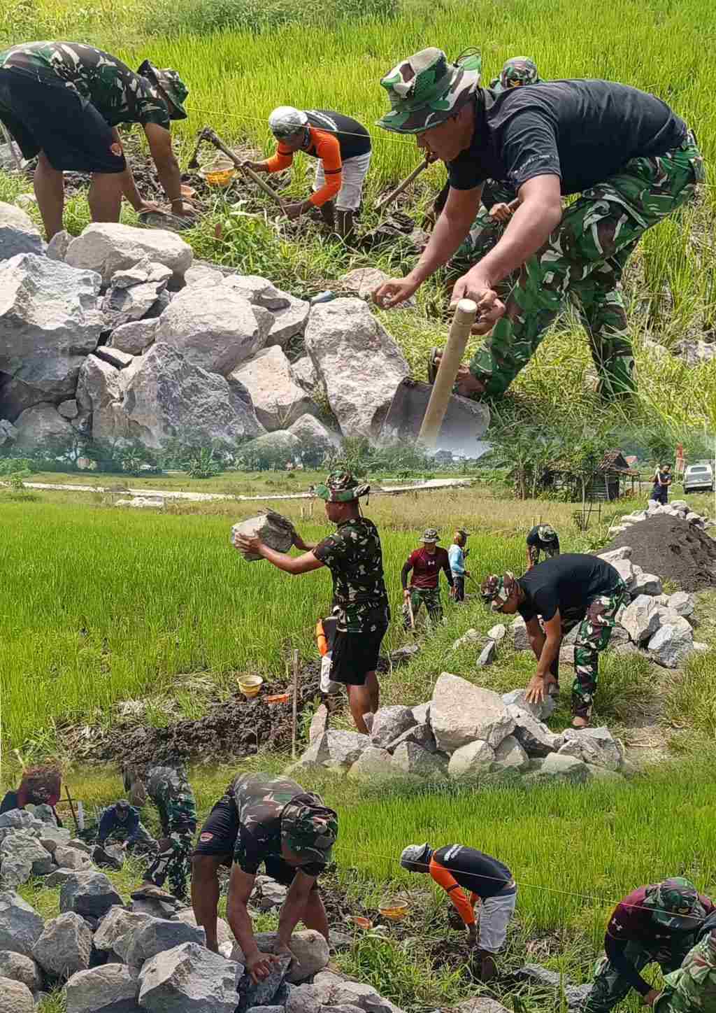 Gotong Royong di Persawahan Slempit, Satgas TMMD dan Warga Bangun TPT untuk Jaga Akses Petani 