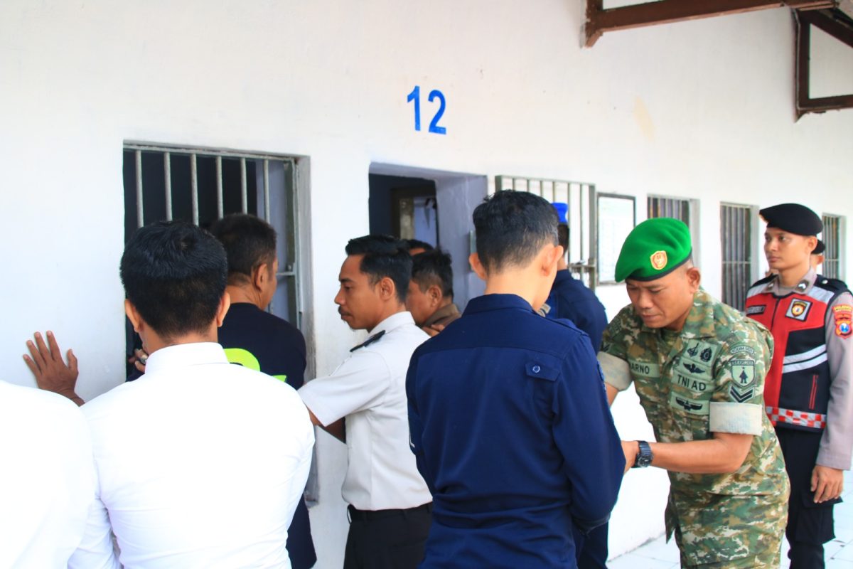 Buktikan Komitmen Zero Handphone dan Narkoba, Lapas Banyuwangi Gandeng TNI-Polri dan BNNK Gelar Razia dan Tes Urin Massal