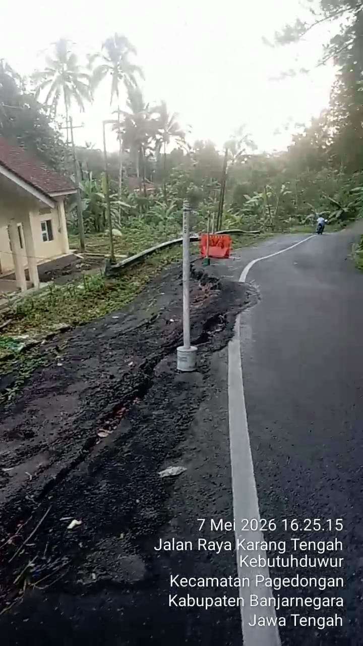 Pengguna Jalan Soroti Akses Jalan Penghubung Banjarnegara- Kebumen, Pihak Dinas terkait Terkesan Lamban Dalam Menangani Jalan Rusak Di Pagedongan