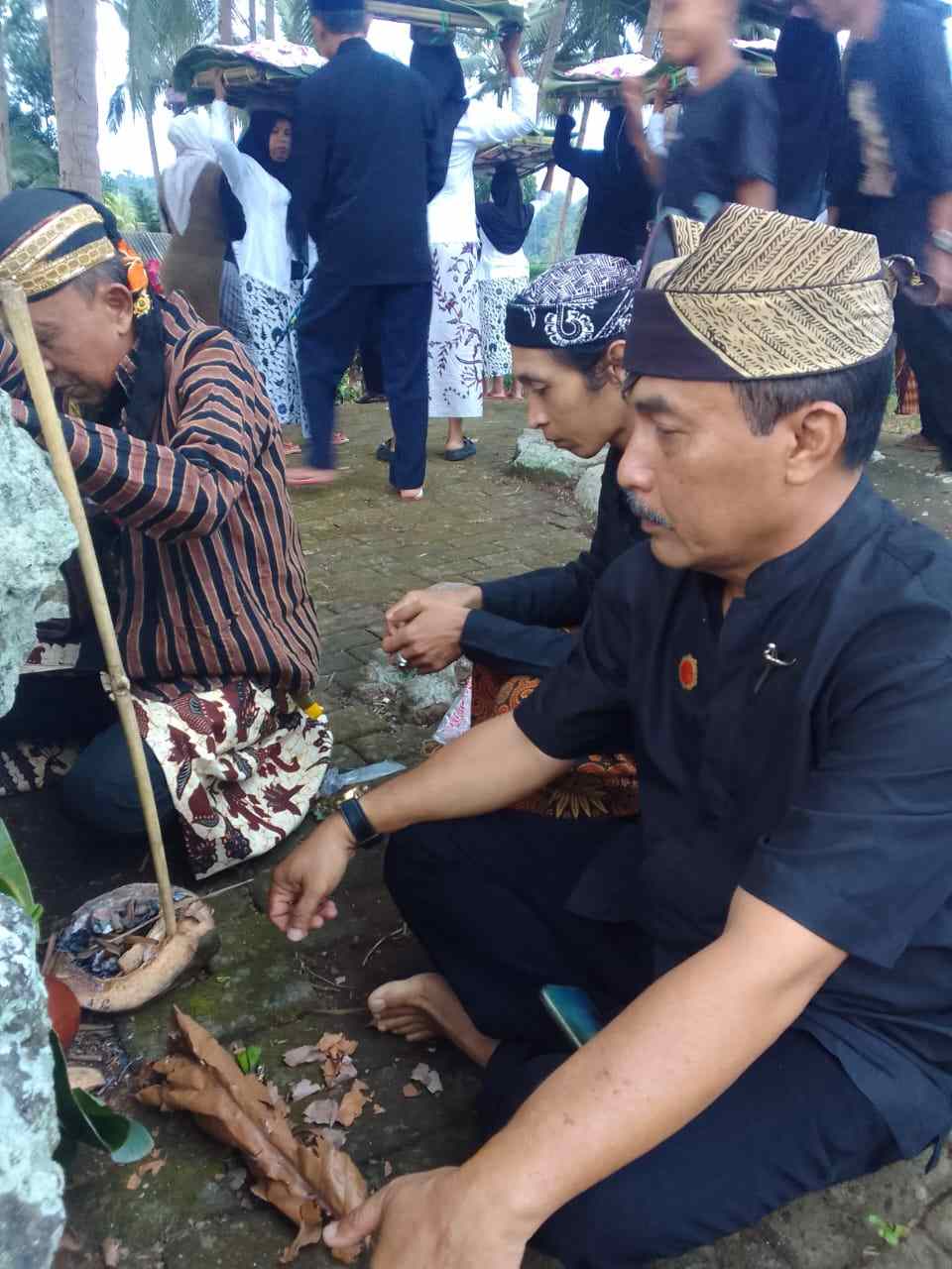 Warga Dusun Andong Gelar Giat Bersih Desa, Kades Tamansuruh Teguh: Gotong Royong Harus Tetap Dijaga