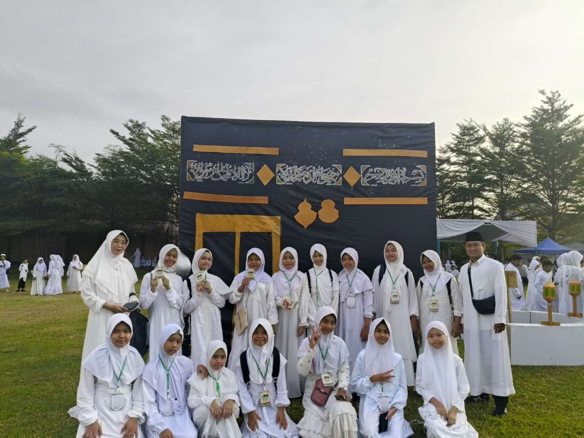 Semangat Belajar Rukun Islam, Siswa SDN 1 Pakis Banyuwangi Antusias Ikuti Simulasi Manasik Haji