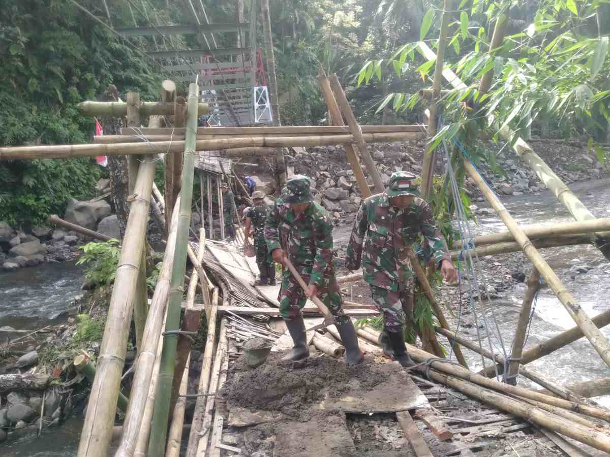 Hari ke-38 Karya Bakti TNI, Danramil Songgon Pimpin Langsung Pembangunan Jembatan Penghubung Dua Dusun