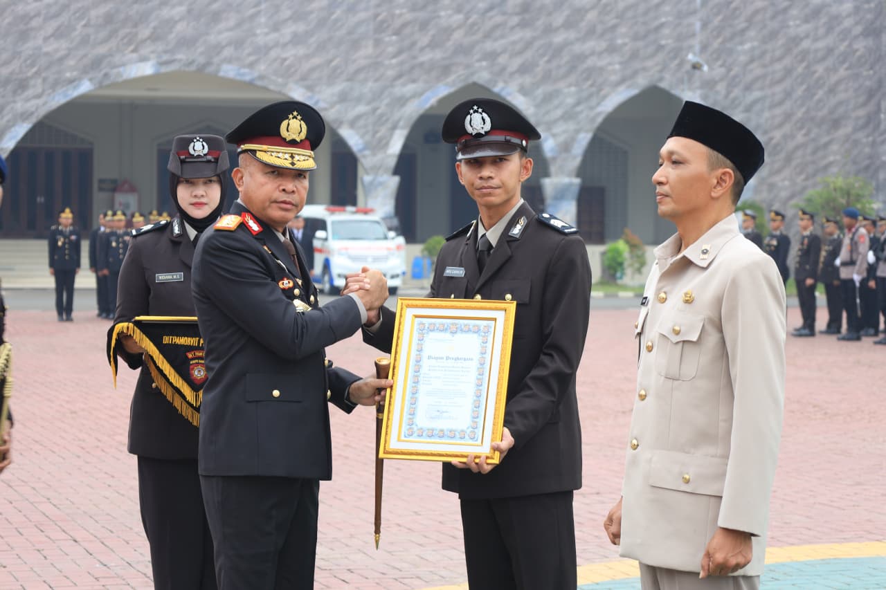 Dua Personel Polda Banten Terima Penghargaan atas Loyalitas dan Pengabdian