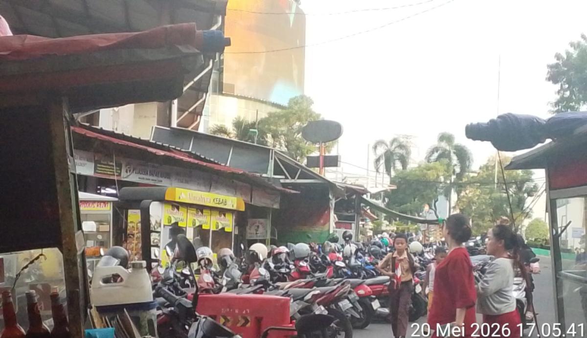 Parkir Liar di Jalan Jembatan Besi Diduga Dikuasai Oknum, Warga Pertanyakan Tindakan Dishub