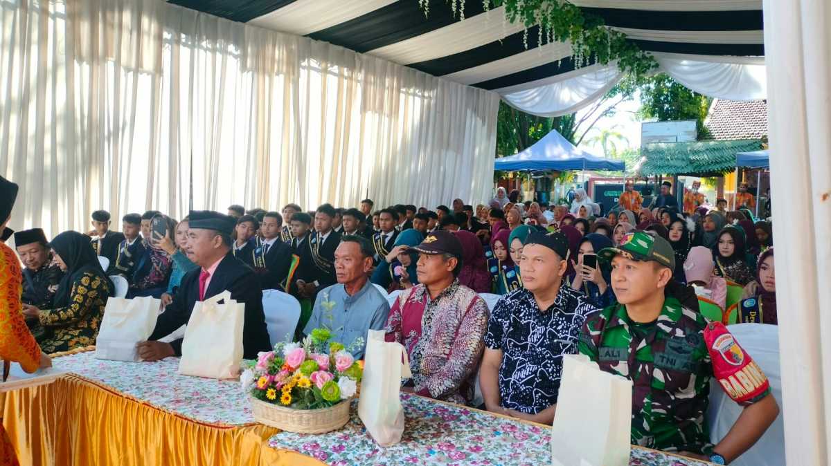 Babinsa Koramil Songgon Kawal Momen Sakral Perpisahan 132 Pelajar SMP Negeri 3 Songgon  Kebanggaan Desa Bedewang Menapak Masa Depan