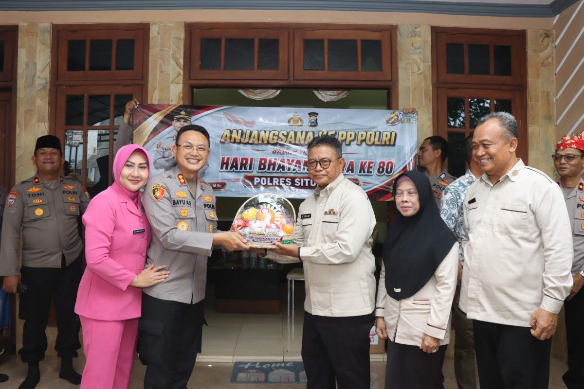 Jelang Hari Bhayangkara ke-80, Kapolres Situbondo Anjangsana ke Purnawirawan dan Warakawuri